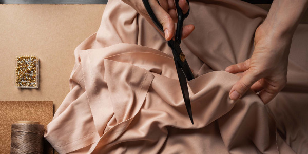 Šilko siuvimas pradedantiesiems: 10 gudrybių, kad jūsų mašina pamiltų šį audinį