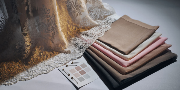 Puikus nėriniuotos suknelės pamušalas: kaip pasirinkti spalvą ir audinį